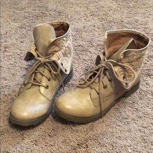 Combat boots
